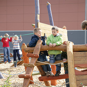 Die Gestaltung der Außenanlagen für die Grundschule in Neuburg an der Kammel bietet den Schülern zahlreiche Möglichkeiten für Sport und Spiel.