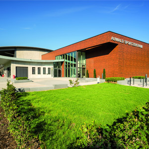 Das Auwald Sportzentrum Gundremmingen bietet beste Funktionalität und fügt sich optimal in die Umgebung ein.
