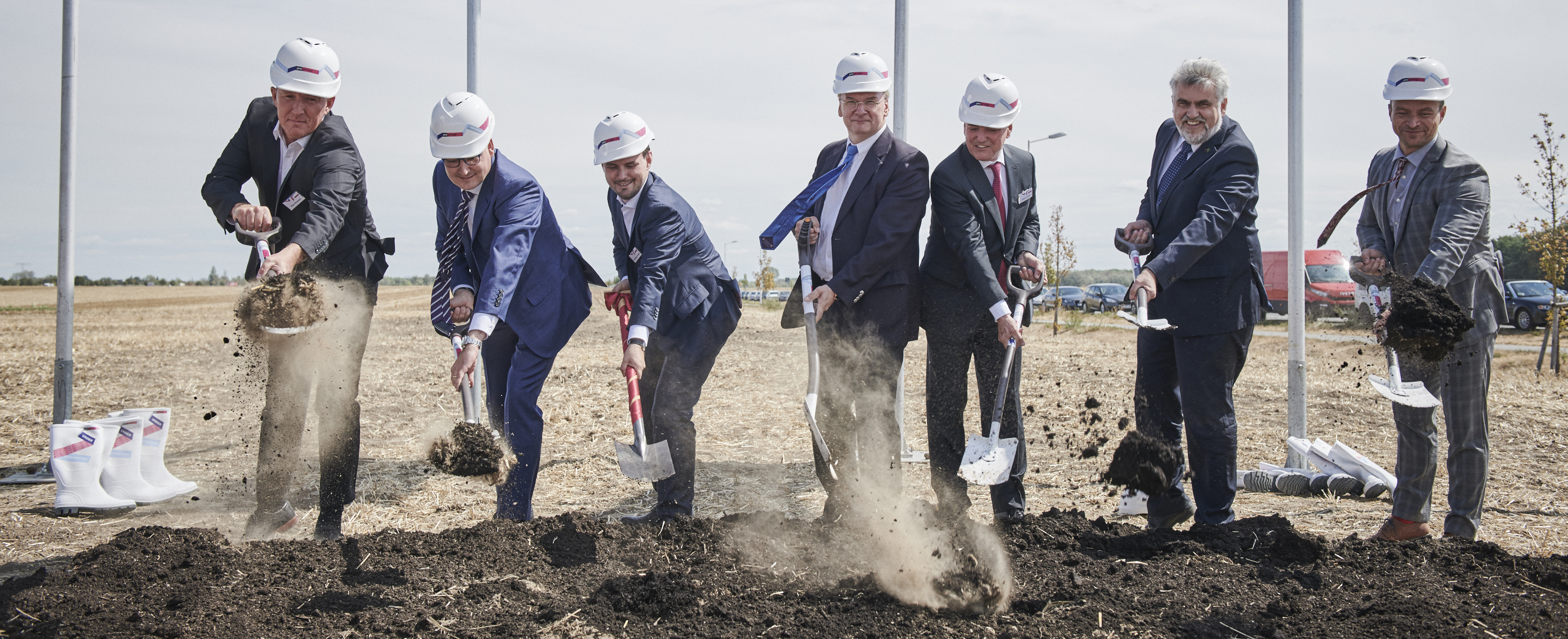 Spatenstich zur Papierfabrik „Taurus PM3“ der Progroup AG in Bitterfeld: Peter Resvanis (Progroup AG), Thomas Holzer (Voith Paper), Maximilian Heindl (Progroup AG), Dr. Reiner Haseloff (Ministerpräsident Sachsen-Anhalt), Jürgen Heindl (Progroup AG),Prof. Dr. Armin Willingmann (Wirtschaftsminister Sachsen-Anhalt), Andy Grabner (Bürgermeister Sandersdorf-Brehna) (v.l.n.r.)