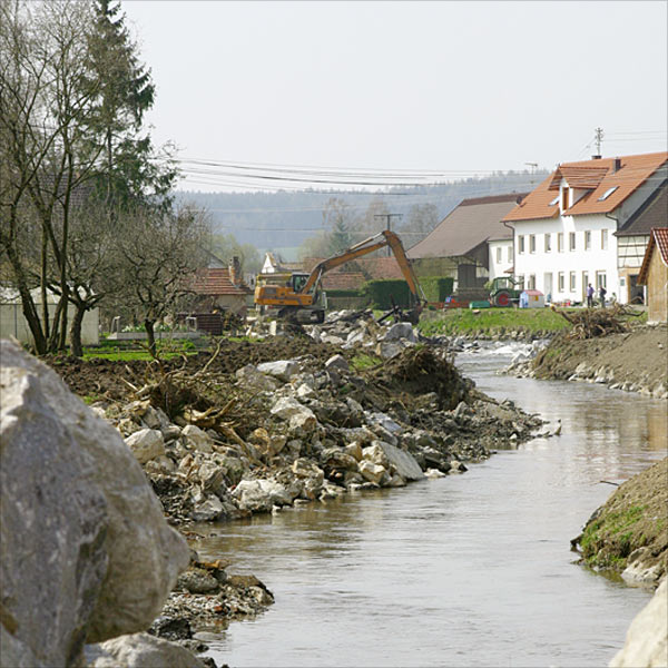 Auf einen naturnahen Ausbau wurde bei der Umsetzung der Maßnahmen zum Hochwasserschutz in Neuburg an der Kammel besonders geachtet.