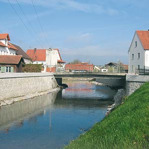 Der Markt Neuburg ist in den letzten Jahrzehnten des Öfteren von Hochwasser betroffen worden. SCHUSTER engineering hat nun adäquate Maßnahmen zum Hochwasserschutz umgesetzt.