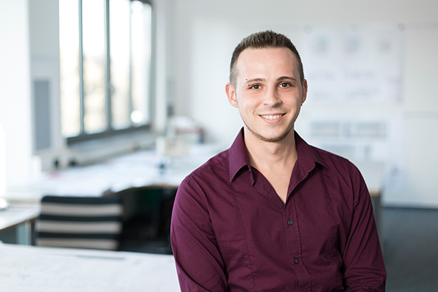 Bauleiter Manuel Simon in seinem Büro bei SCHUSTER engineering