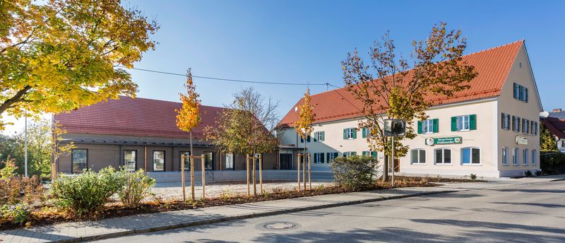 Das Dorfgemeinschaftshaus in Wattenweiler bildet ein lebendiges Zentrum für Vereine und Geselligkeit.