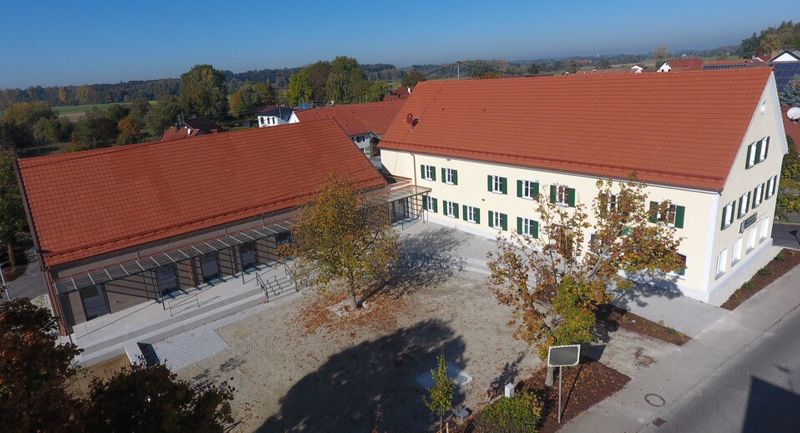 Das bestehende Gasthaus "Stern" und der Neubau bilden den Rahmen für einen Dorfplatz vor dem Dorfgemeinschaftshaus in Wattenweiler.