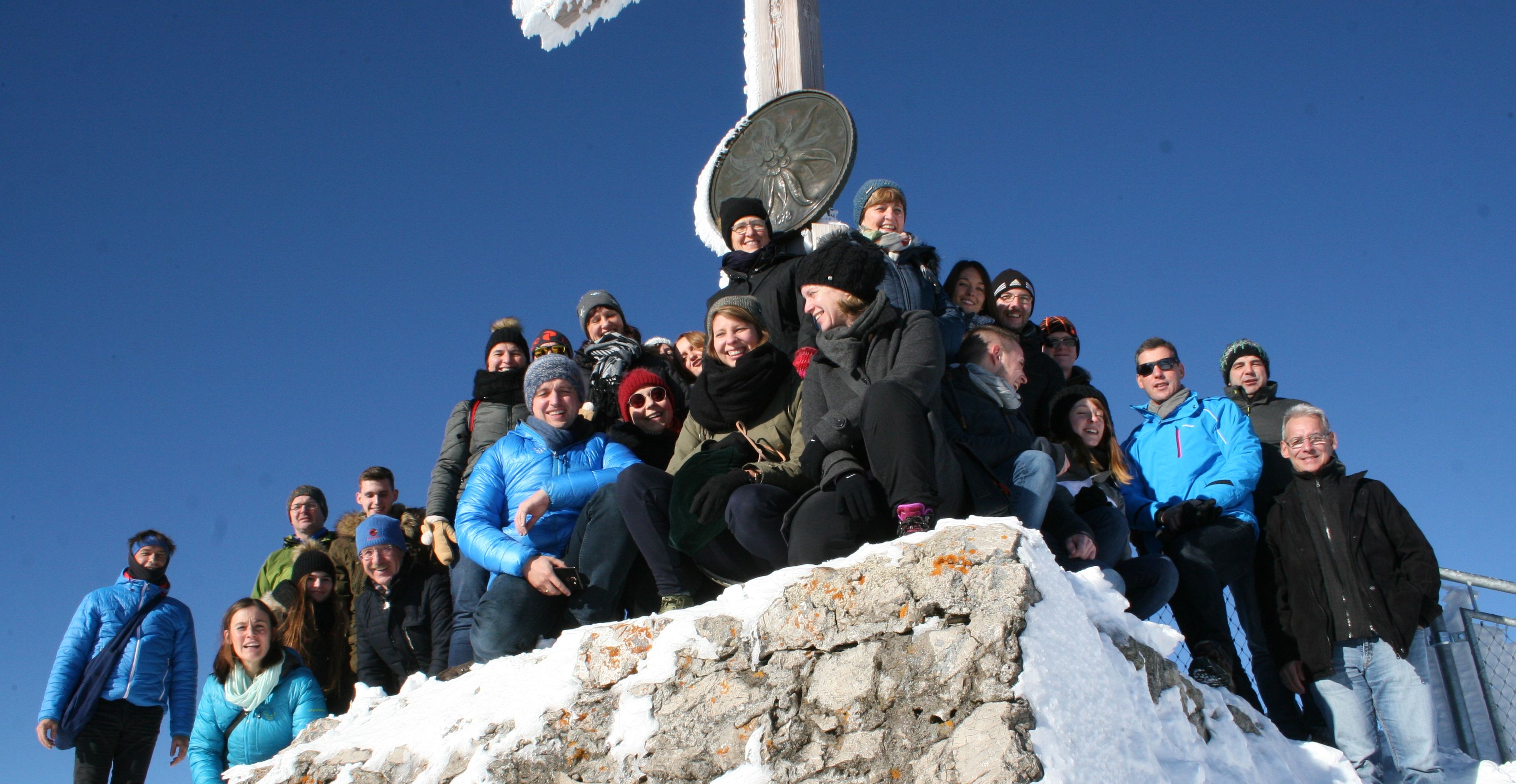 Das Team von SCHUSTER engineering am Gipfelkreuz des Nebelhorns.