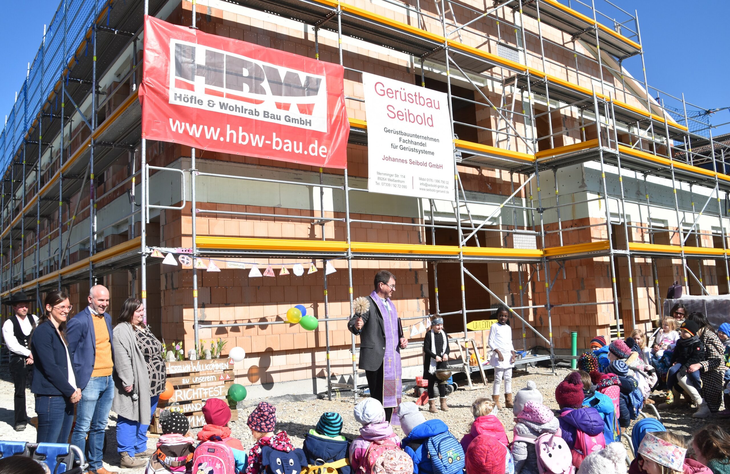 Feierlichkeiten beim Richtfest des Kinderhauses "Hand in Hand" in Markt Rettenbach