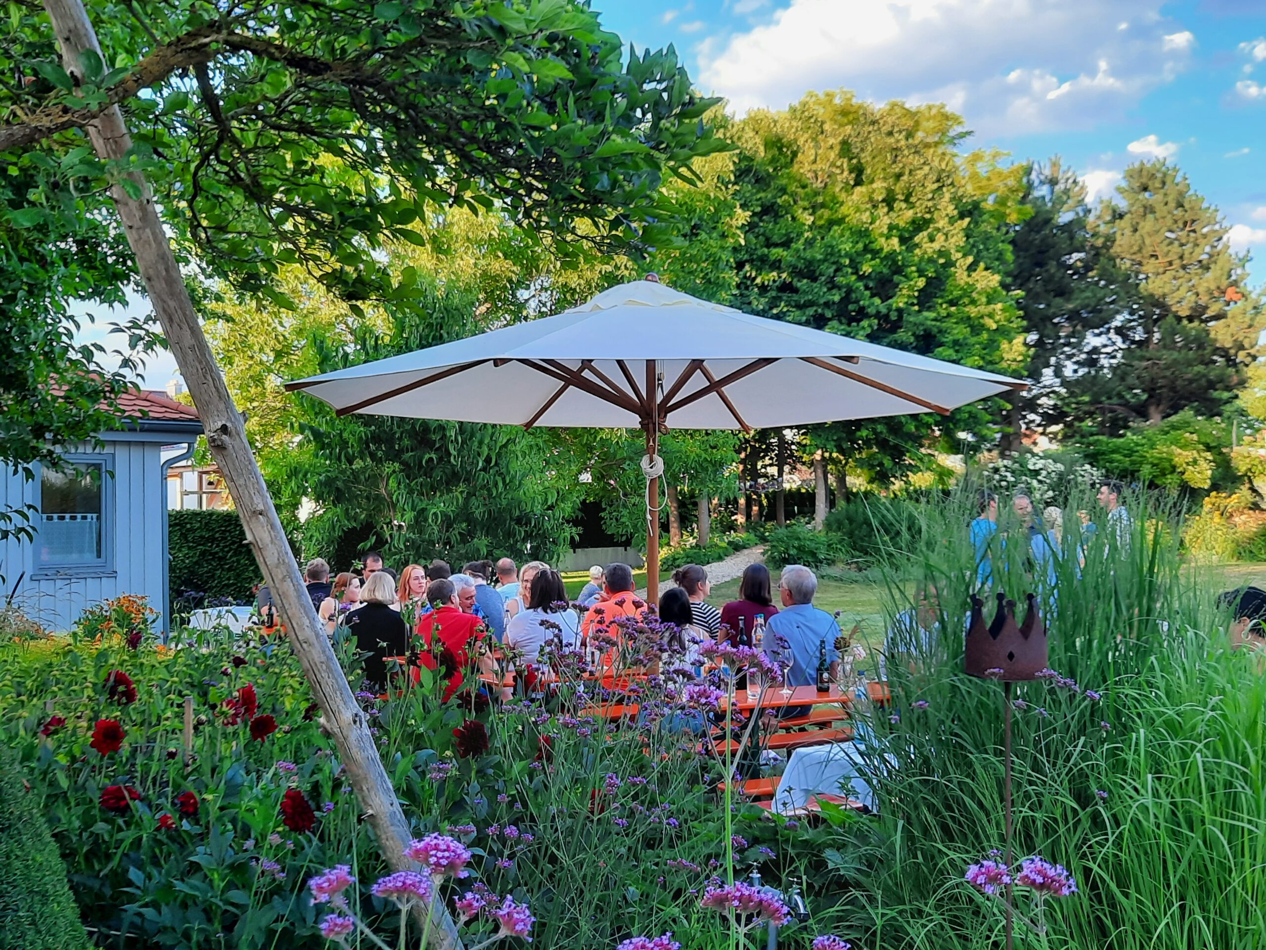 Gäste des Sommerfests im Garten des Firmensitzes von SCHUSTER engineering in Neuburg an der Kammel