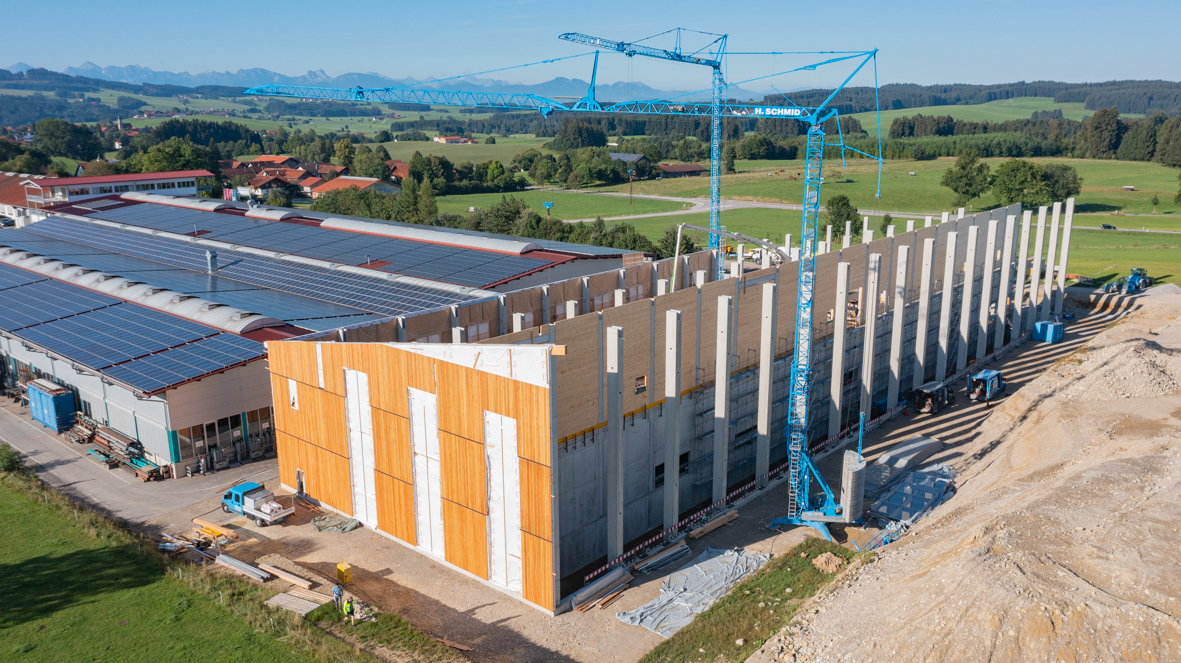 Industriehalle in Holzbauweise aus der Vogelperspektive