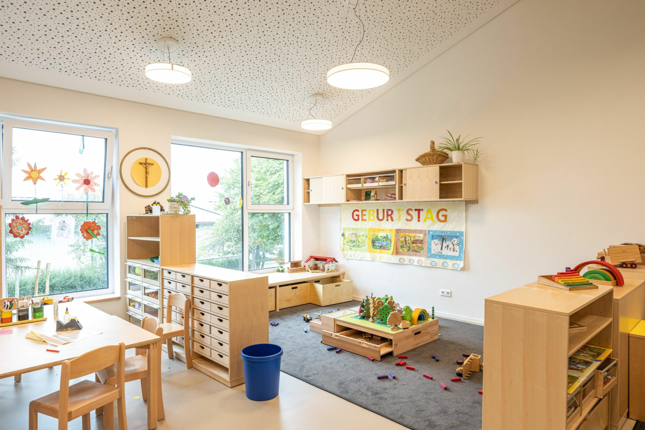 Raum mit Spielsachen und großen Fenstern im Kinderhaus Markt Rettenbach